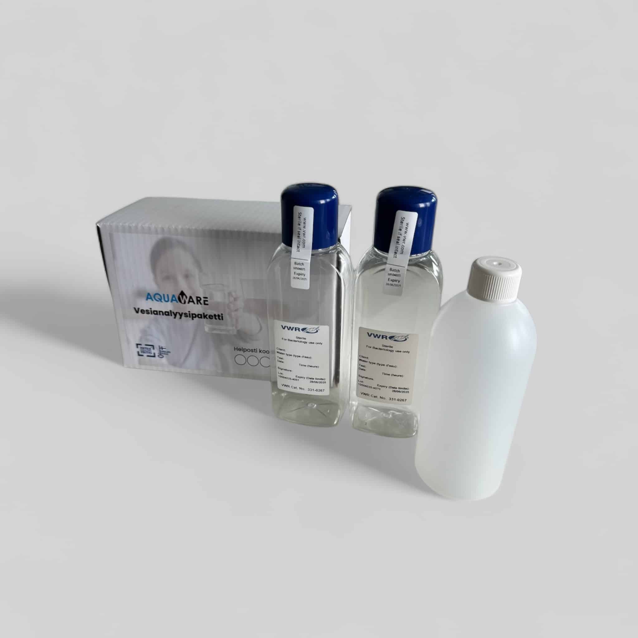 porakaivon vesianalyysi -pullot ja analyysipaketti. Kaivoveden tutkimus valmiina lähetettäväksi laboratorioon.